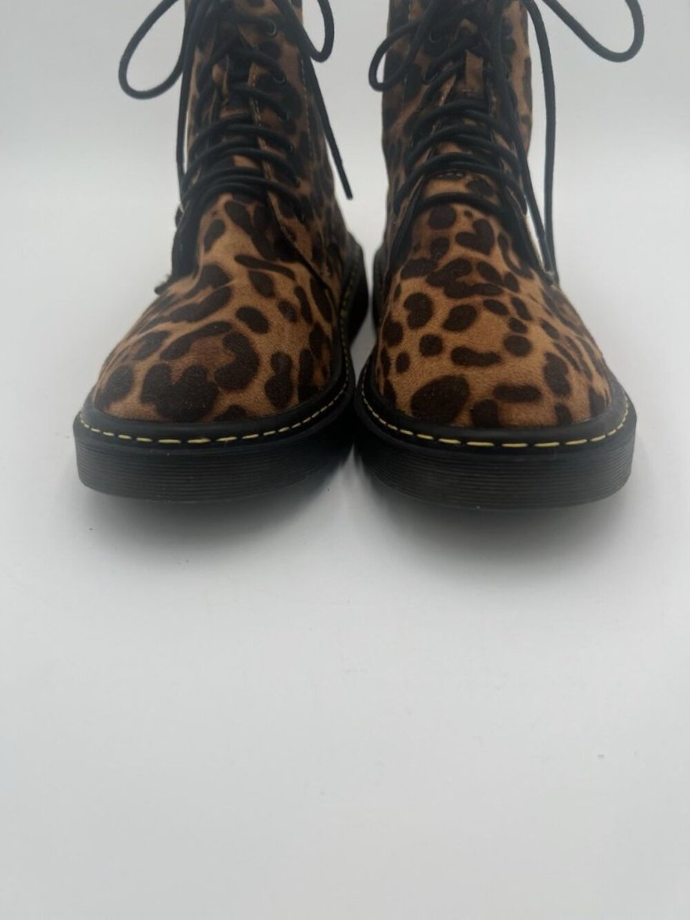 Dr. Martens Leopard Print Suede 7 Eye Lace Up Boots Women’s Size 7 AirWair - Picture 5 of 13